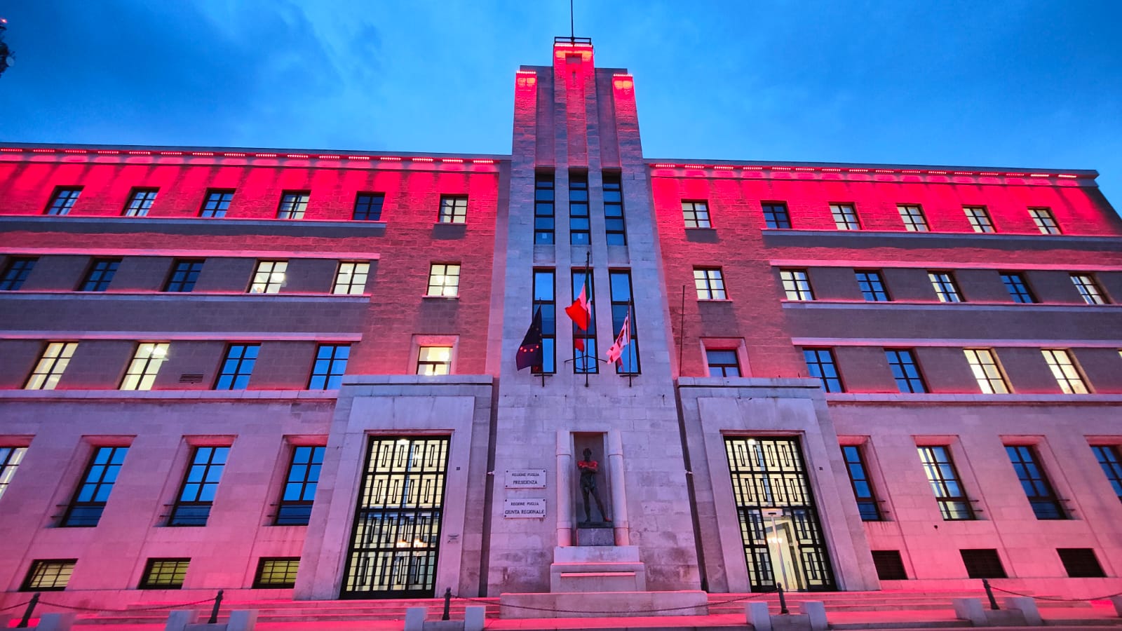 Galleria Giornata internazionale per l’eliminazione della violenza contro le donne: il Palazzo della Regione Puglia si illumina di rosso - Diapositiva 2 di 3