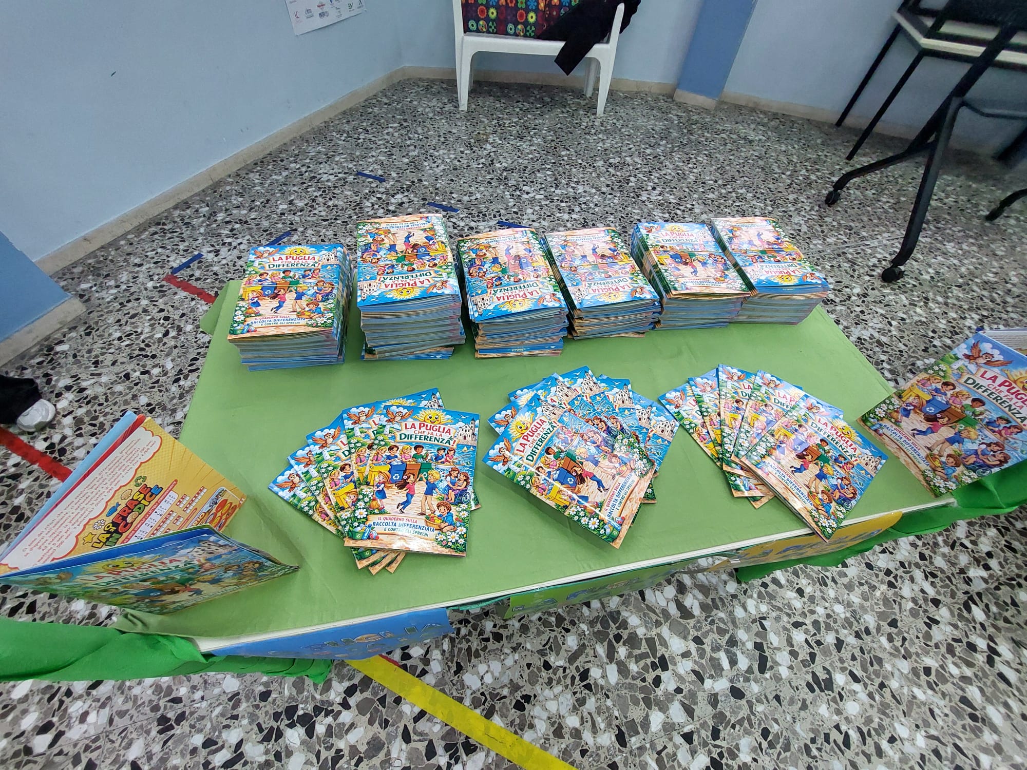 Galleria La Puglia che fa la differenza entra a scuola, l’assessore regionale all'Ambiente e Antonio Stornaiolo consegnano il quaderno sulle buone pratiche per la gestione dei rifiuti e contro gli sprechi - Diapositiva 2 di 17