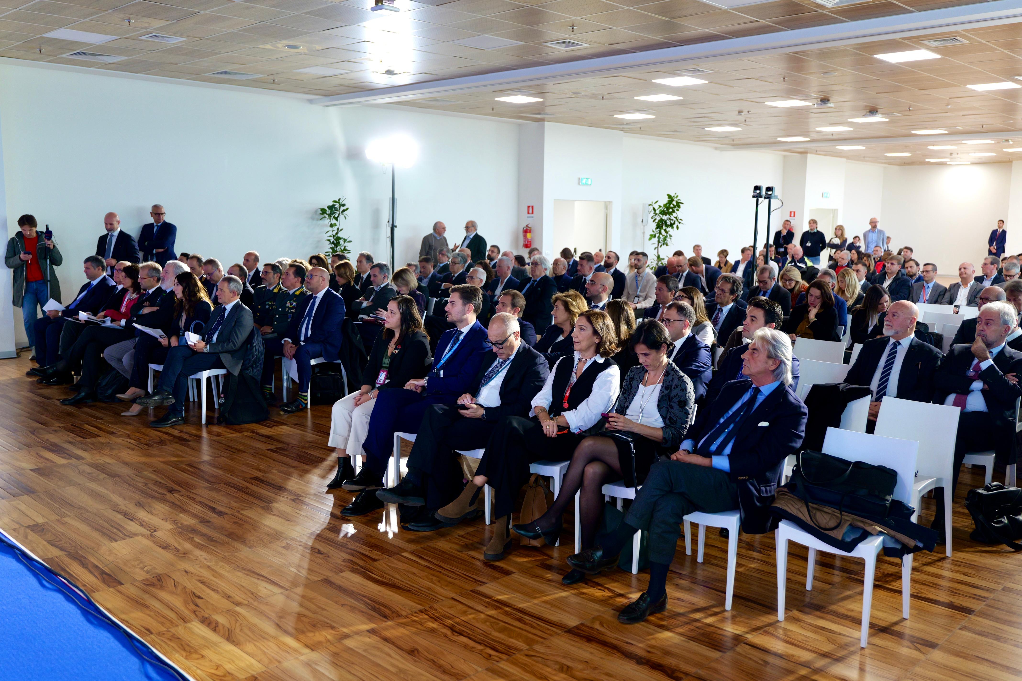 Galleria Aeroporti: al via una nuova fase di sviluppo sostenibile per il settore aeroportuale italiano - Diapositiva 1 di 9